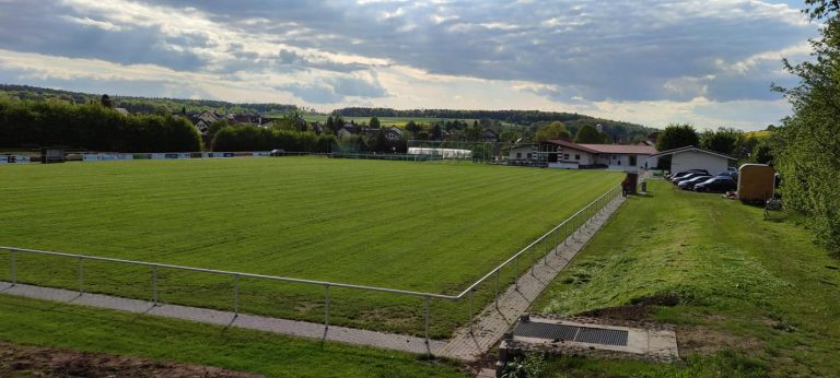 Sportplatz mit neuer Barriere